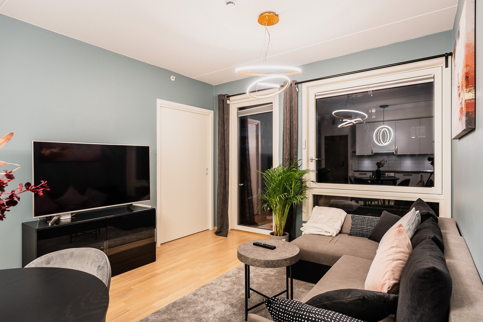 Parkett, stilrene fargetoner og kvalitetsinnredning. Galleribilde