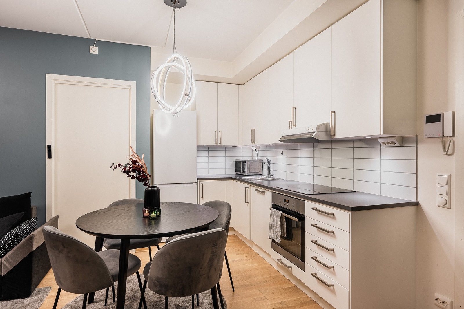 Stilren kjøkkeninnredning fra byggeåret. Galleribilde