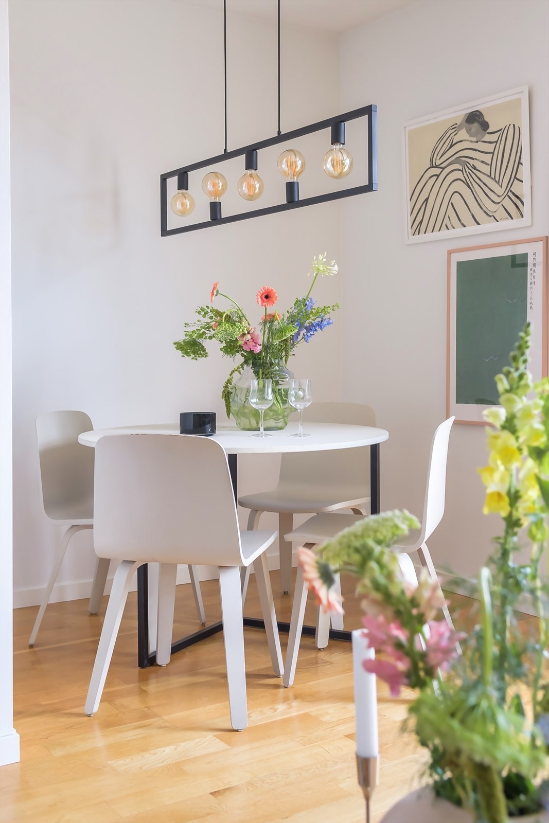 Plass for stort spisebord - perfekt for å samle venner og familie til et hyggelig måltid! Galleribilde