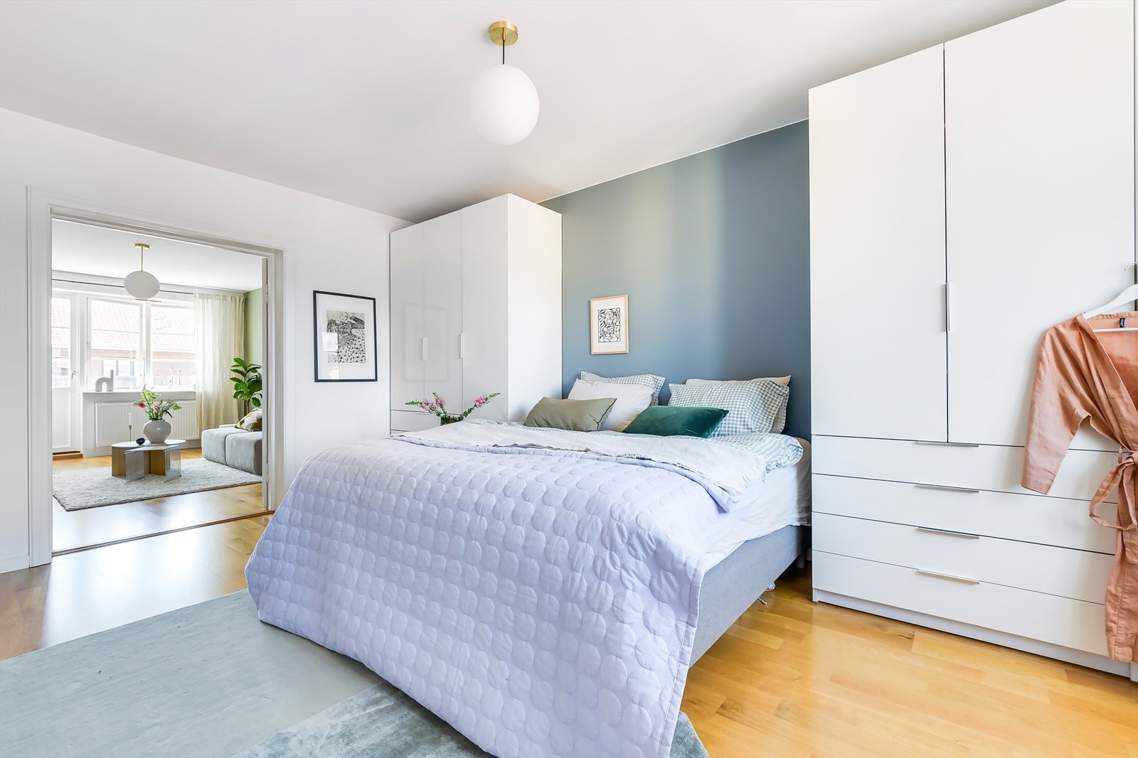 Soverommet er innredet med to store garderobeskap, med plass for dobbeltseng mellom Galleribilde