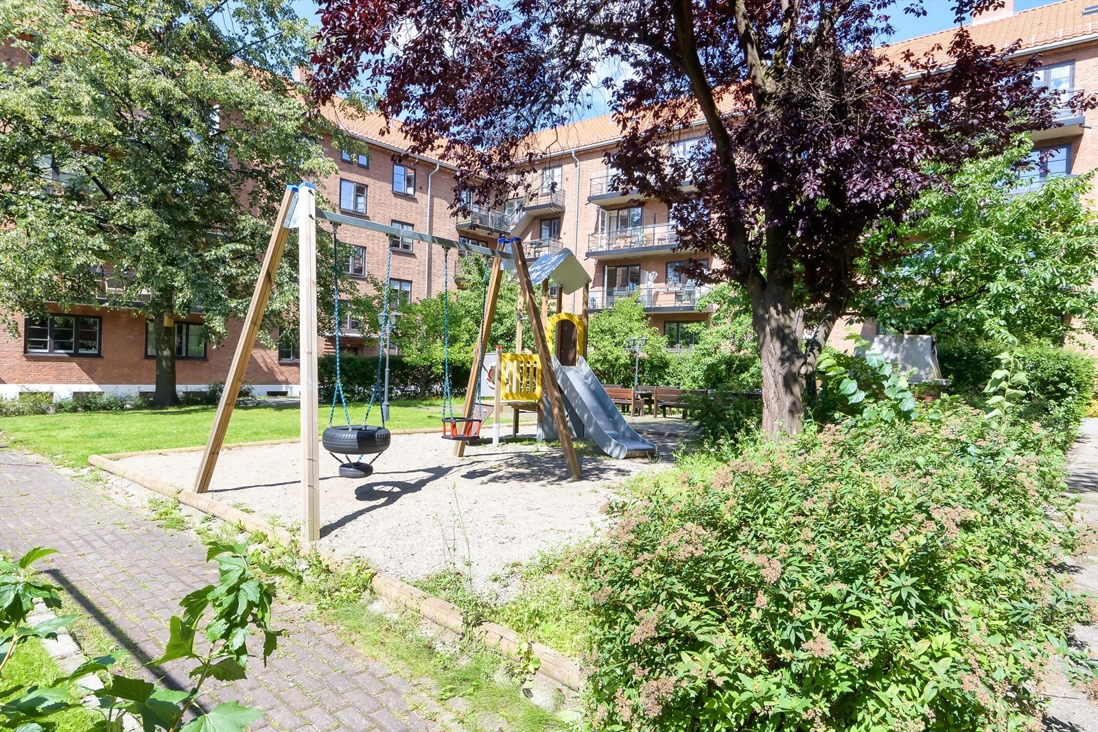 Borettslaget har en idyllisk bakgård med sittegrupper, lekeplass og grøntområder Galleribilde