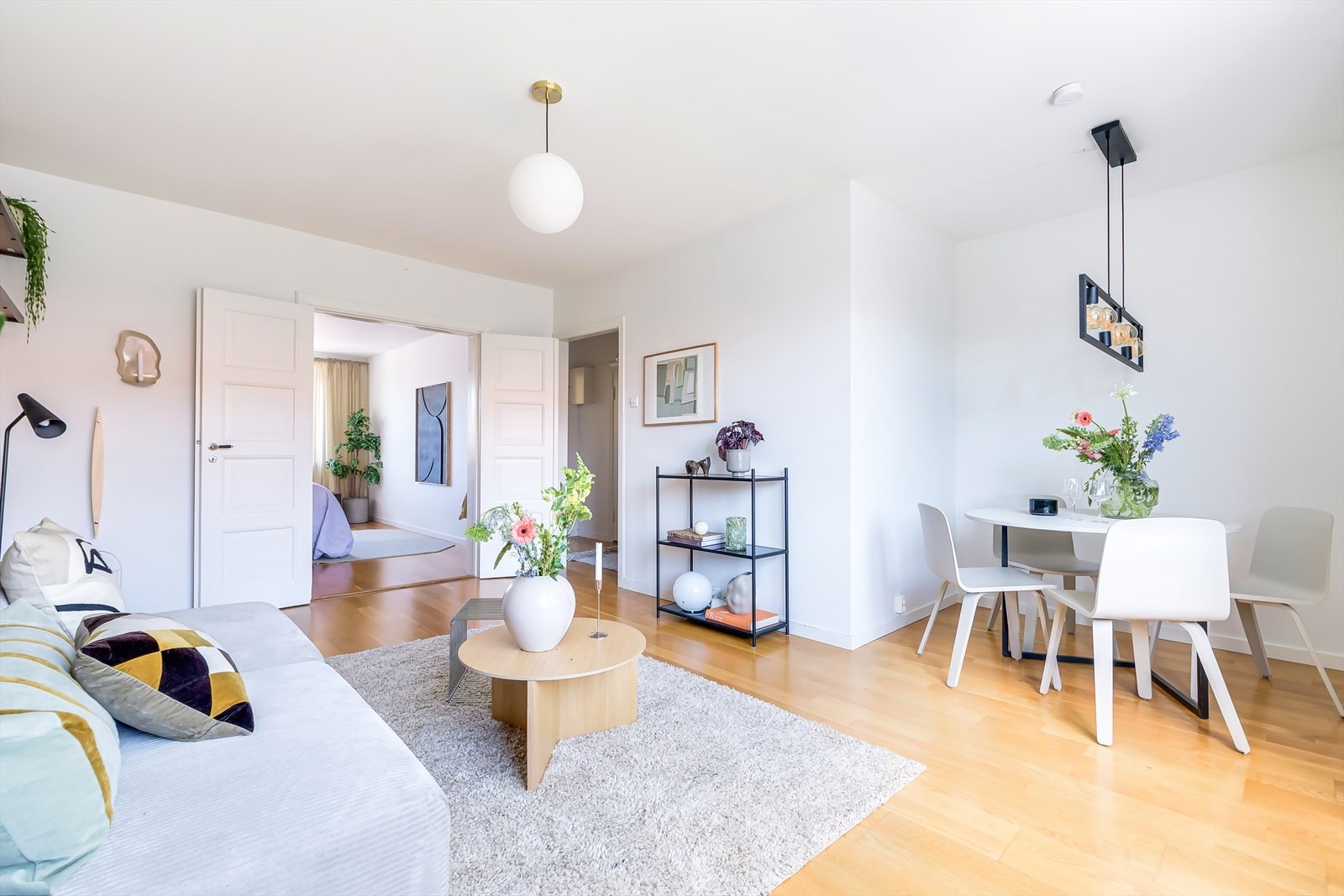 Stuen er stor og romslig med god plass for sofagruppe, spisebord og annet møblement Galleribilde