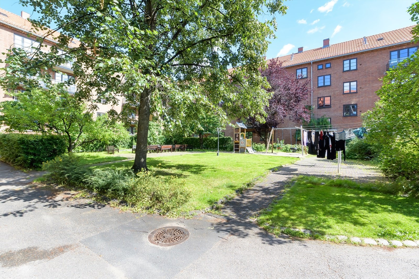 Når solen forsvinner fra balkongen, kan du nyte solen i den flotte bakgården, der mange samles utendørs om sommeren Galleribilde