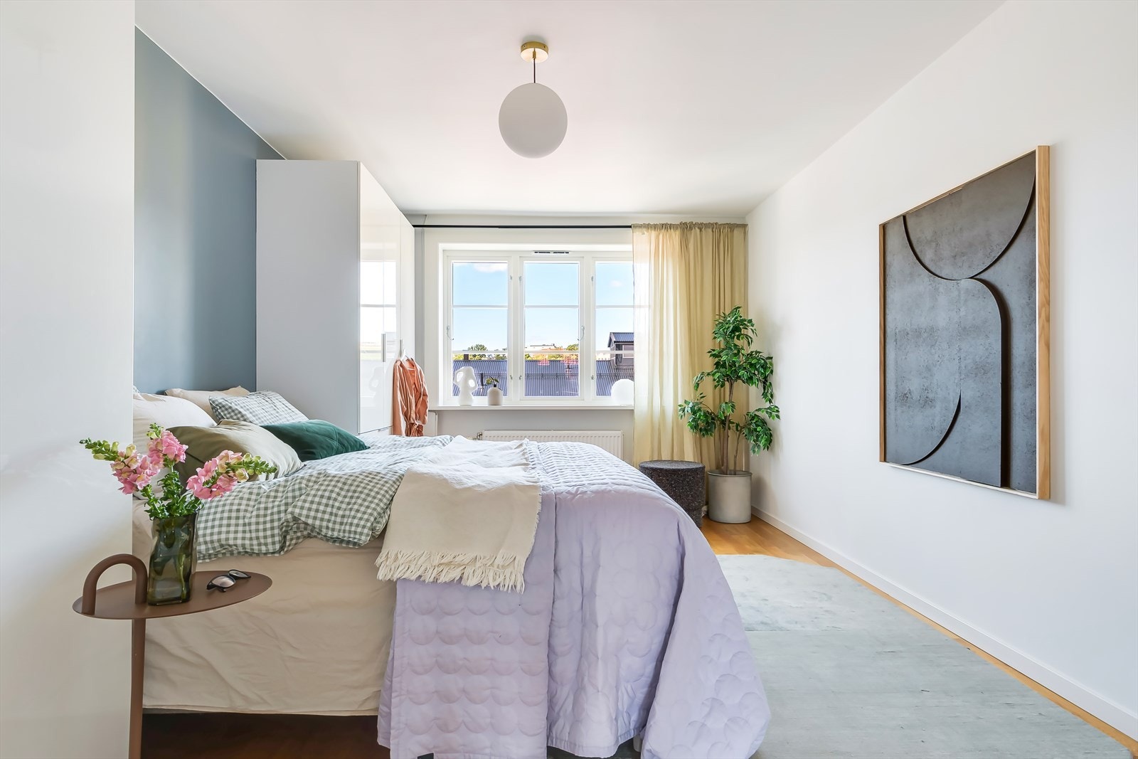 Her sover du fint, med soverom vendt mot rolig gate Galleribilde