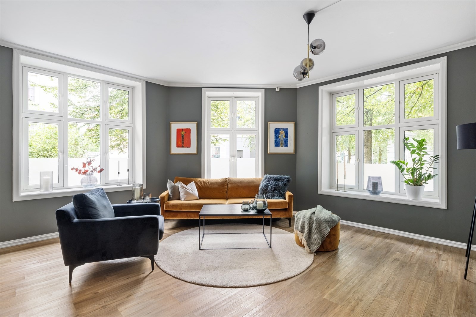 Her slippes det inn rikelig med lys fra store vindusflater med dype karmer. Galleribilde