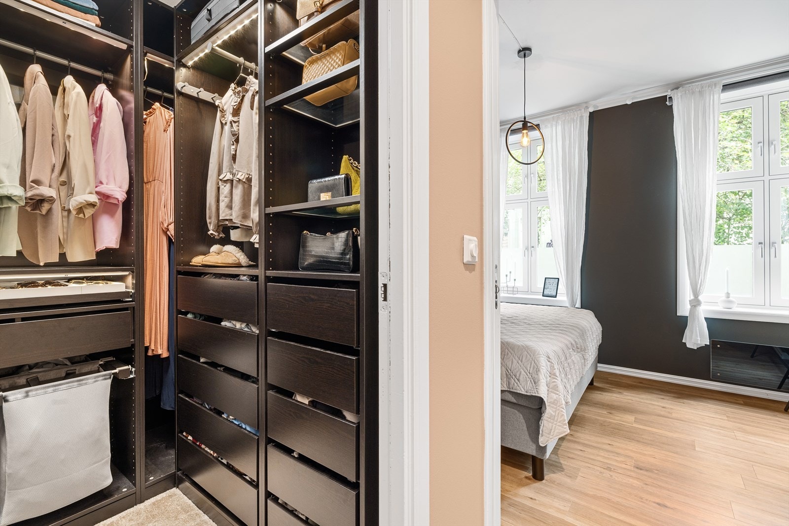 I walk-in-closet er det også innebygd strykebrett Galleribilde