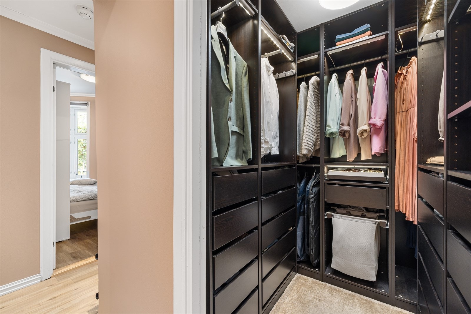 Walk-in-closet i tilknytning til det største soverommet. Galleribilde