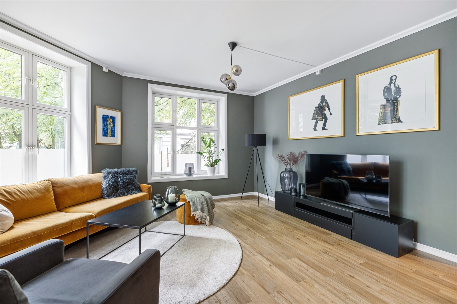 Romslig stue med god plass til flere møbleringsmuligheter. Galleribilde