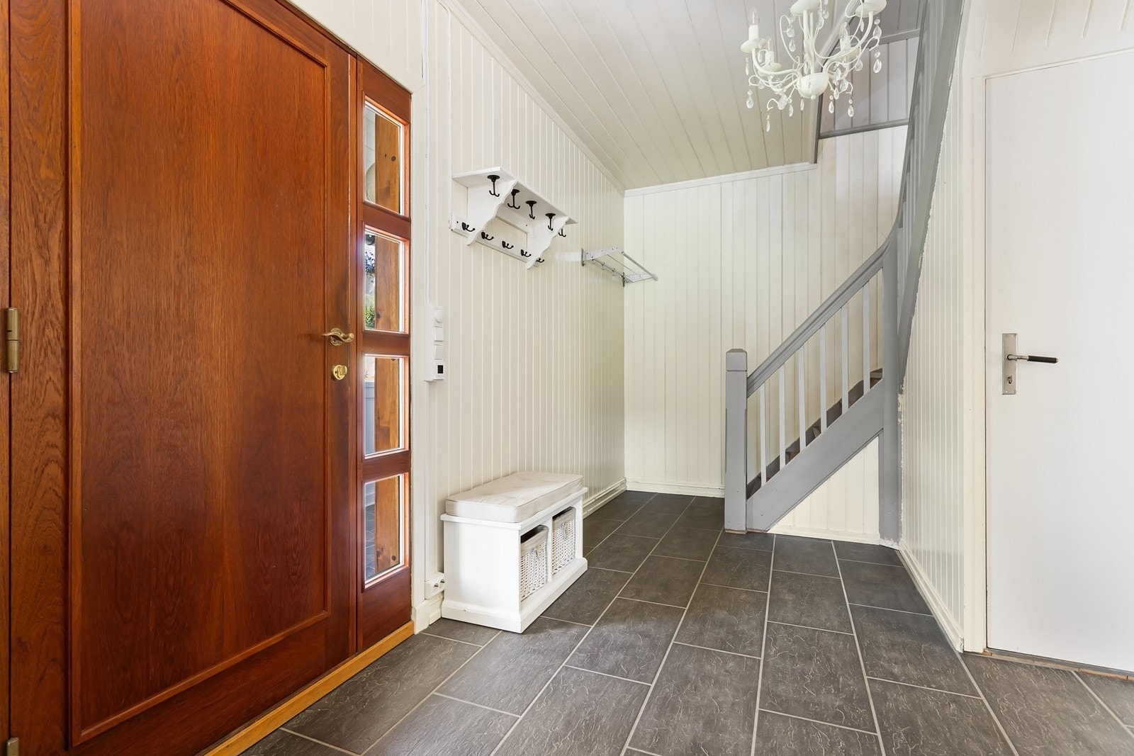 Velkommen inn! Romslig entré med fliser på gulv, gulvvarme og god plass for yttertøy og sko. Galleribilde