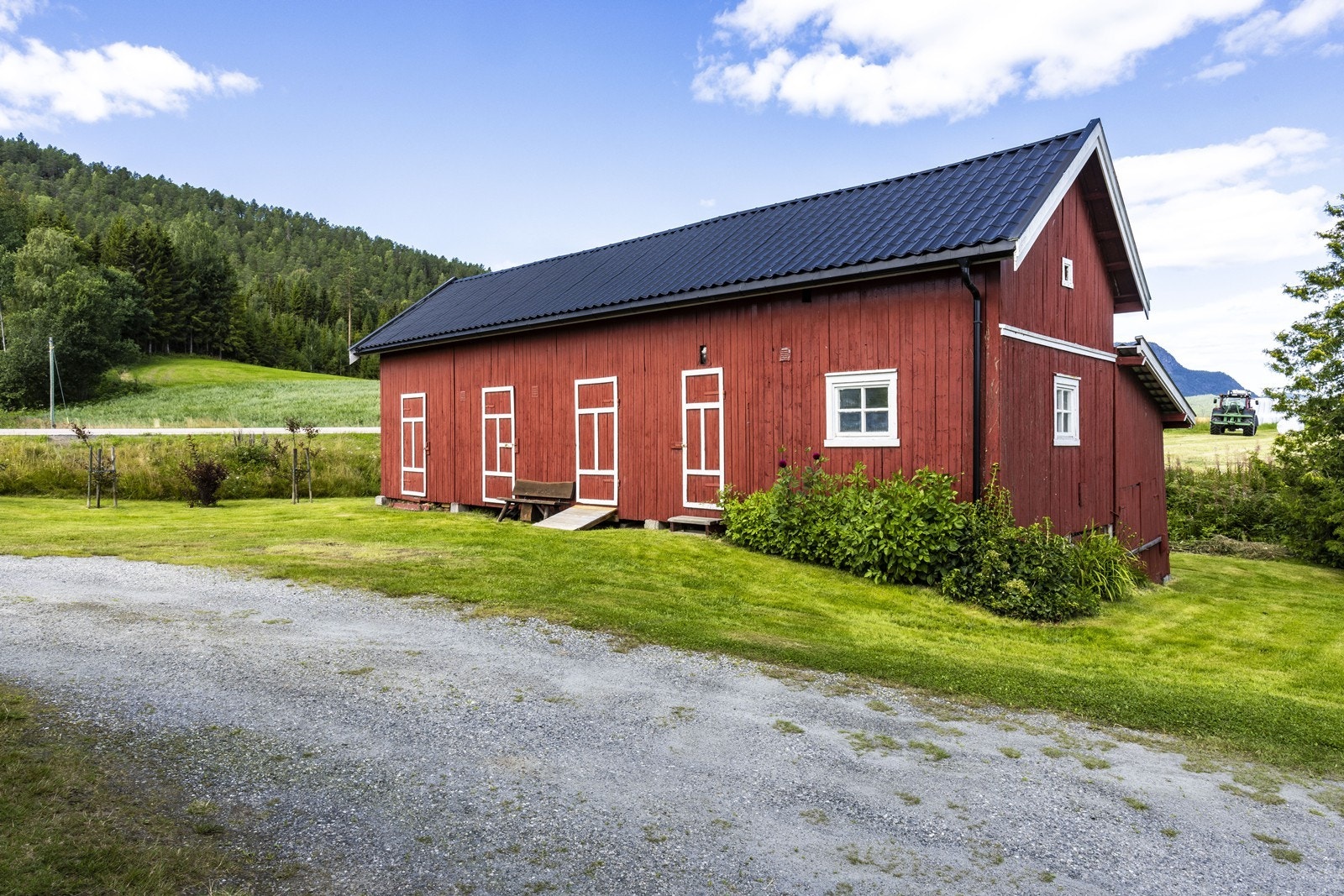 På eiendommen står også et stort uthus med rikelig av lagringsplass. Galleribilde