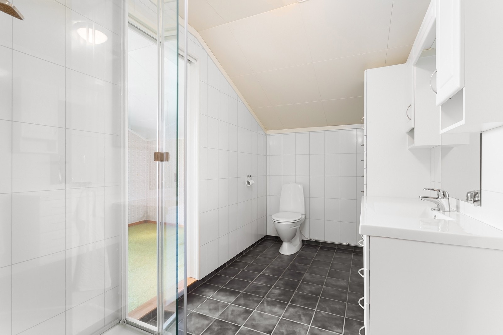 Badet har direkte adkomst fra gangen og ett av soverommene. Galleribilde