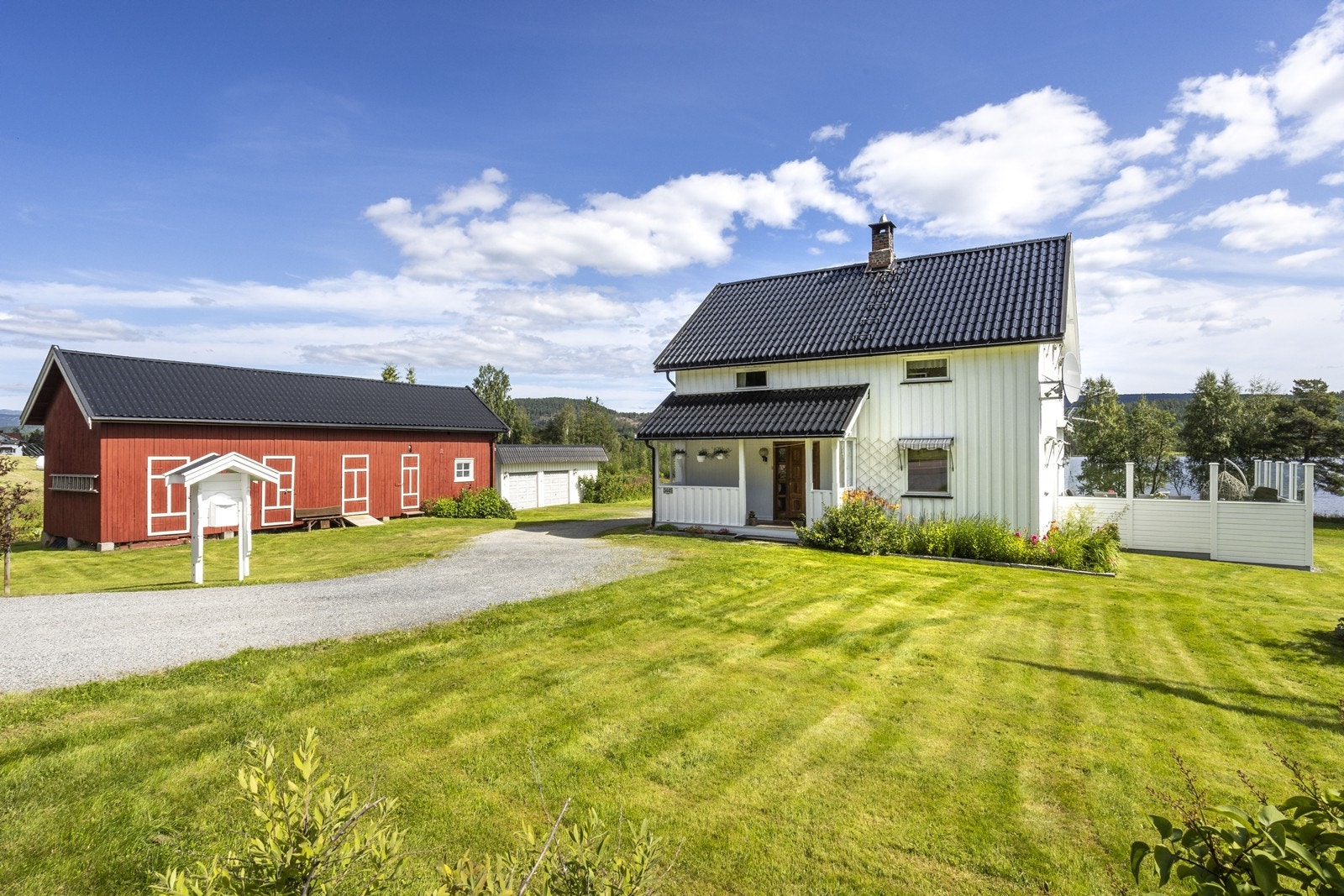 Eiendommen består av enebolig, uthus/låve og garasjebygg på ca 8 mål tomt. Her får man småbruksfølelsen i naturskjønne omgivelser med nydelig utsikt til Soneren og Andersnatten. Galleribilde