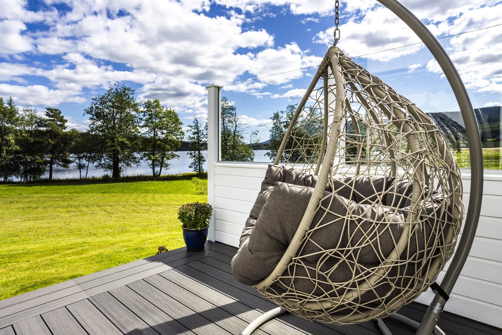 Boligen har flotte uteområder, fin utsikt til Soneren og gode solforhold. Galleribilde