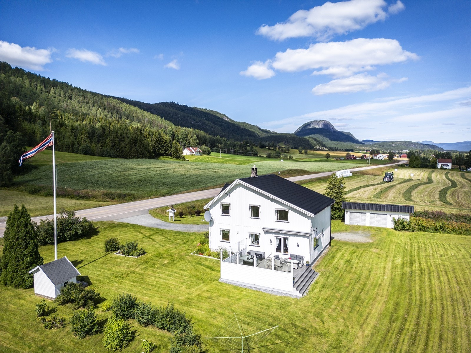 Idyllisk eiendom med gode solforhold, strandlinje- og fiskerett i Soneren. Galleribilde