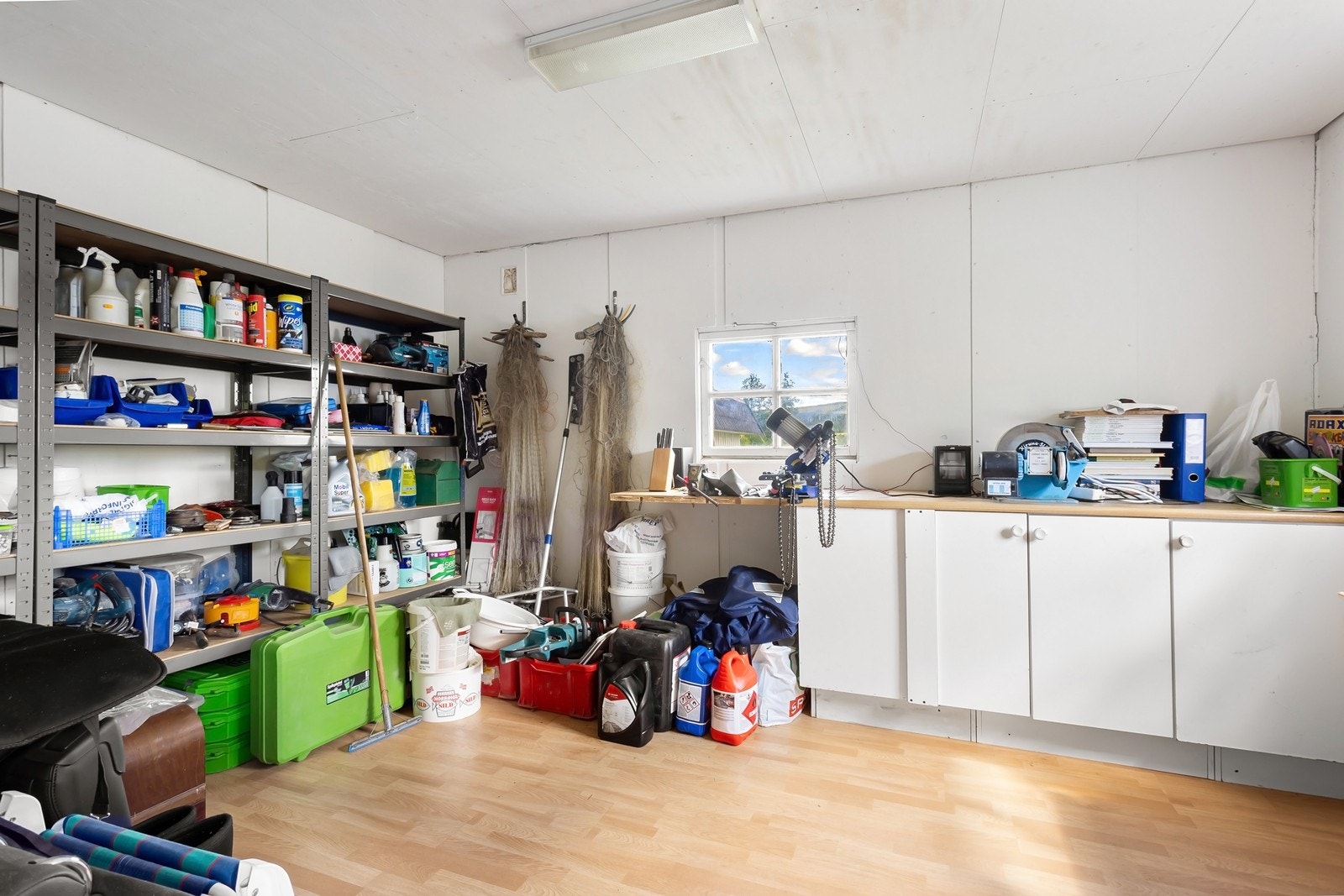 Boligen har både kjeller, garasje og uthus med gode lagringsmuligheter. Galleribilde