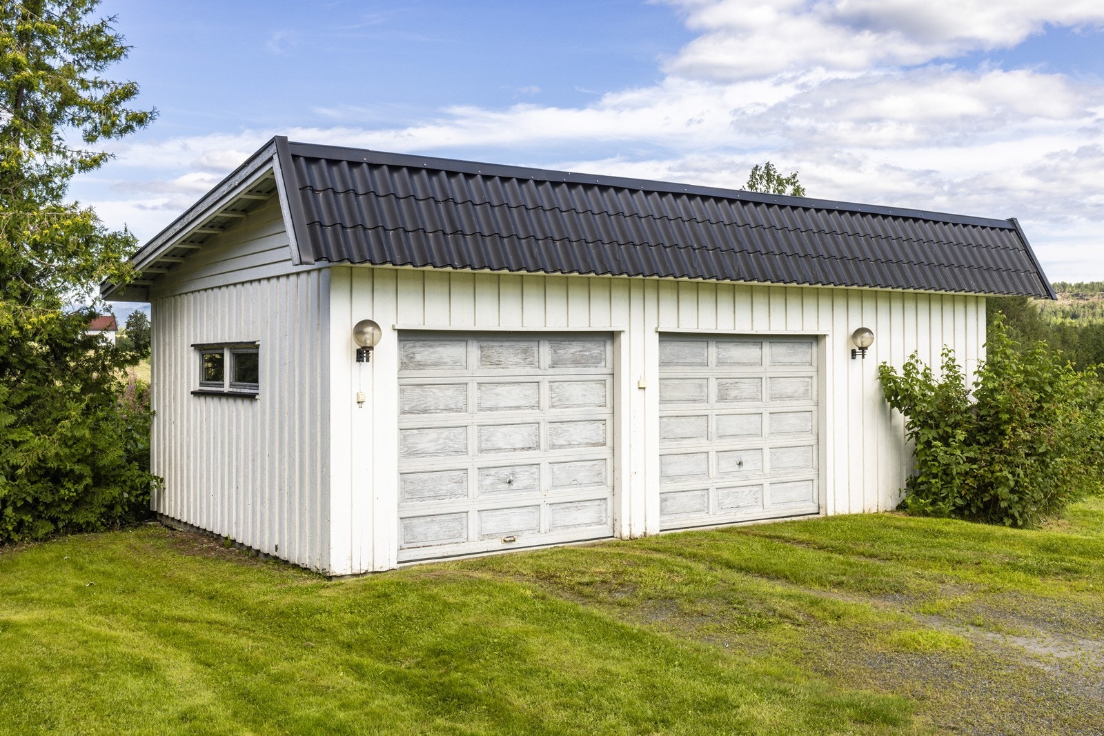 Boligen har dobbelgarasje med bodplass. Galleribilde