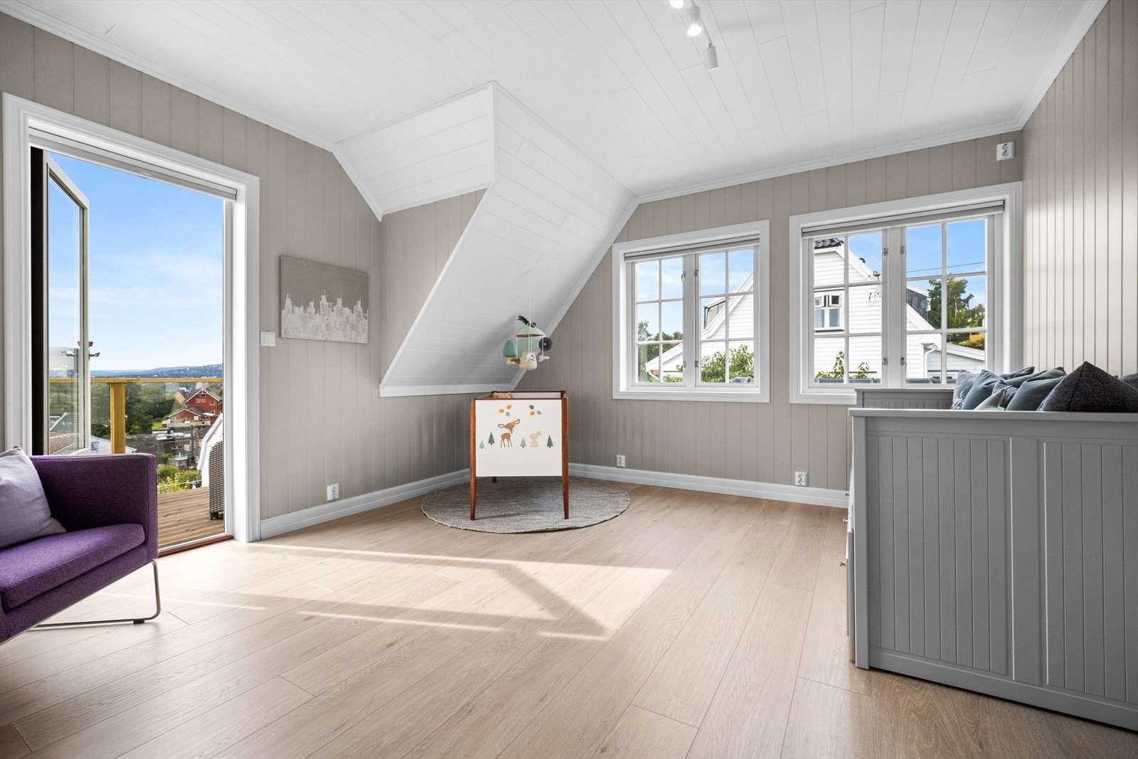 Fra det ene soverommet i 2. etasje har du utgang til veranda. De fleste overflater i 2. etg er nye. Nye lister, nytt gulv, malte vegger og himling Galleribilde
