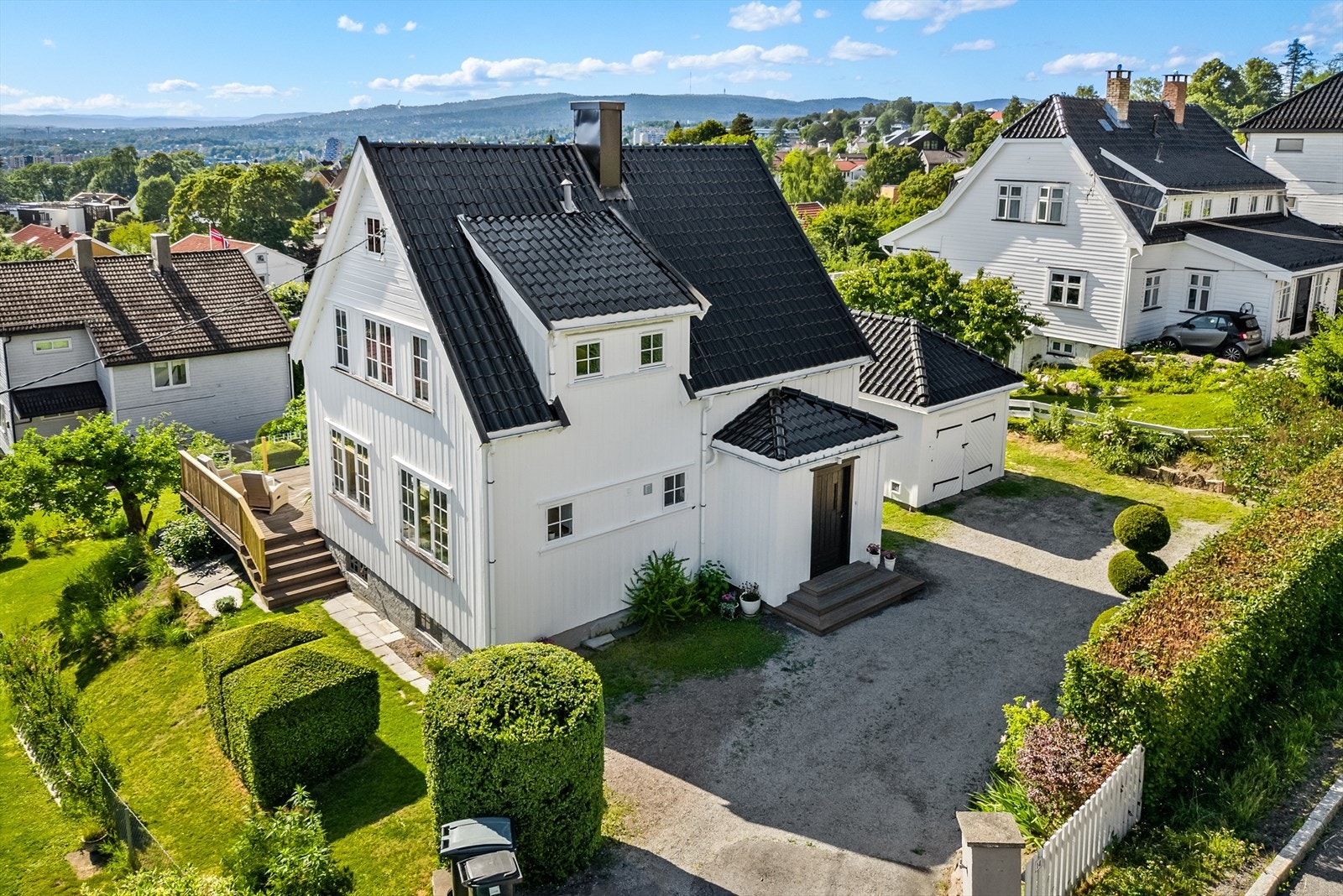 Utvendig kledning på huset og garasjen ble malt i henholdsvis 2020 og 2024 Galleribilde