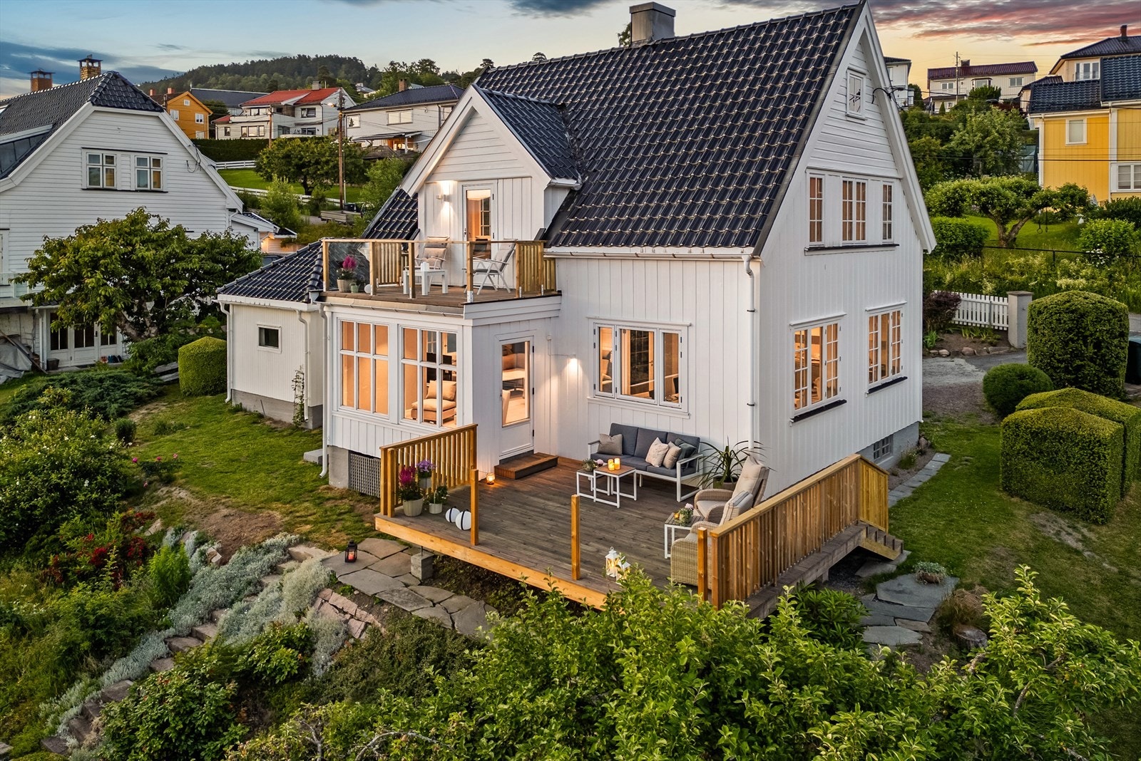 Ny terrasse i 1. og 2. etasje med gode solforhold og nydelig utsikt Galleribilde