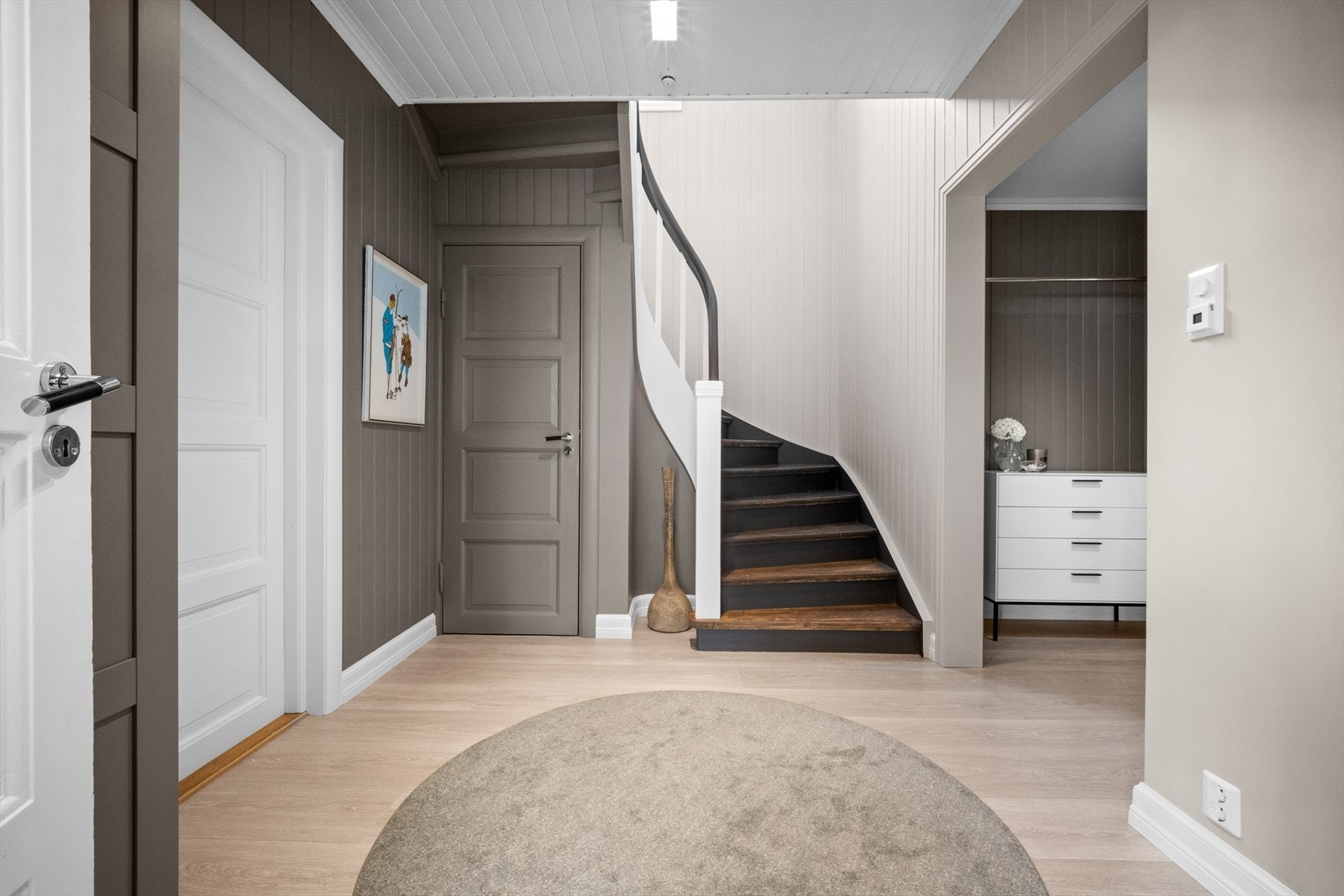 Vegger i 1. etasje, med unntak av veggen bak trappen og sider på inngangspartiet har blitt etterisolert Galleribilde