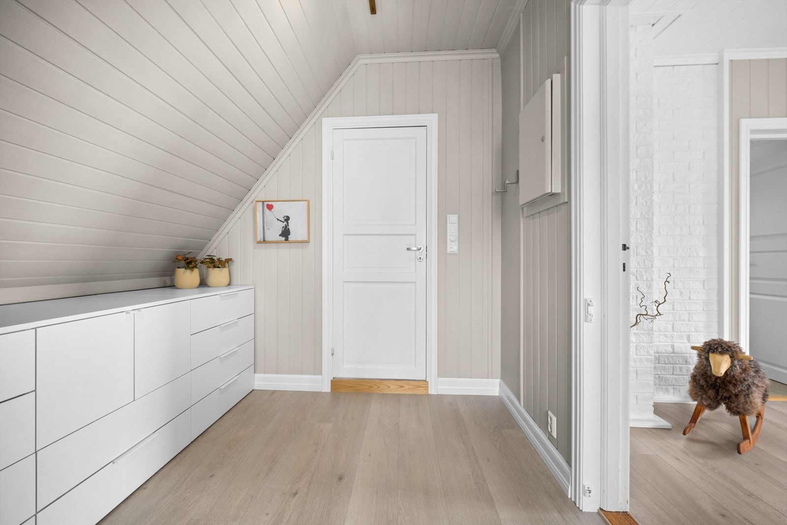 Gang i 2. etasje med plass til ytterligere oppbevaringsmuligheter Galleribilde