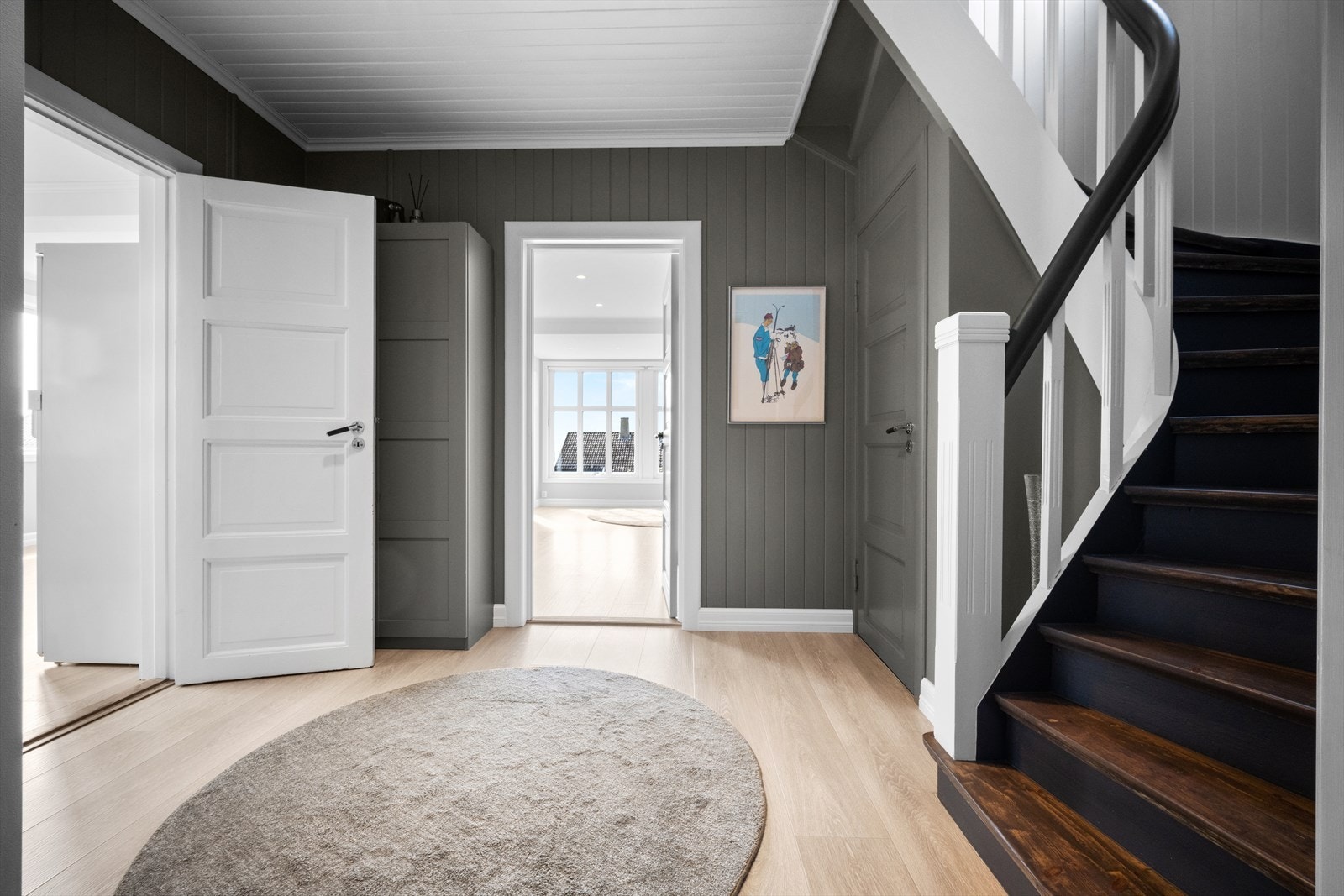 Stor og romslig gang/hall i 1. etasje med trappeadkomst til 2. etasje Galleribilde
