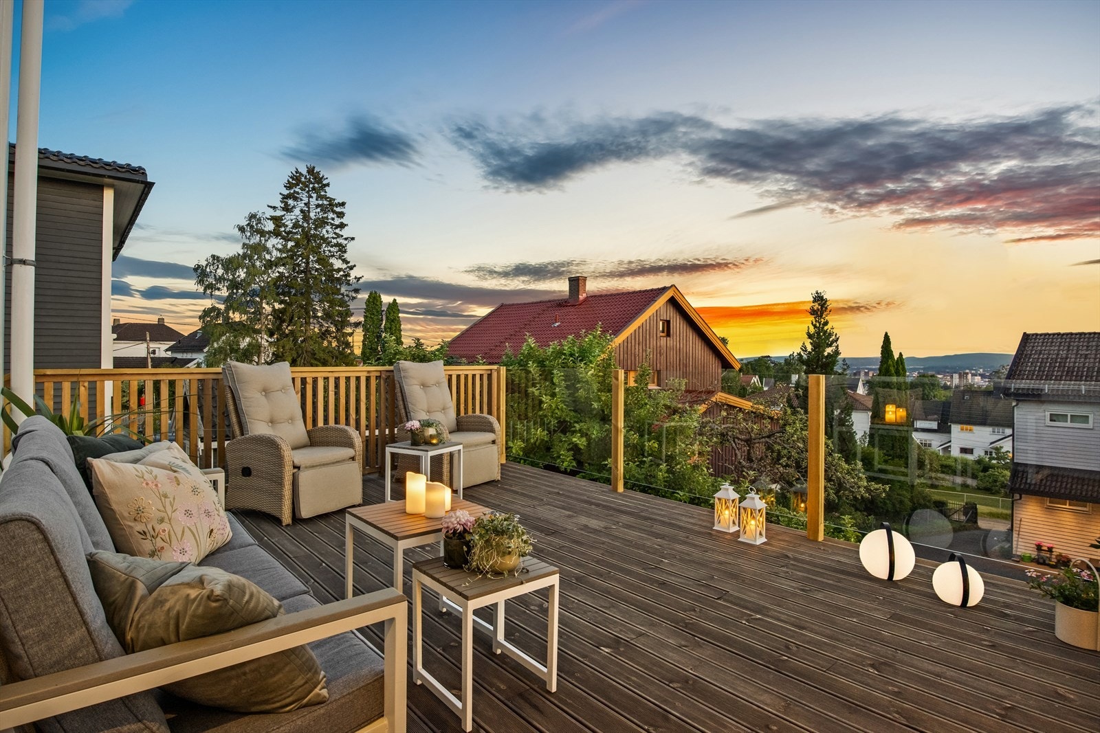 Verandaen er på 20 kvm og har sol fra tidlig til sent Galleribilde