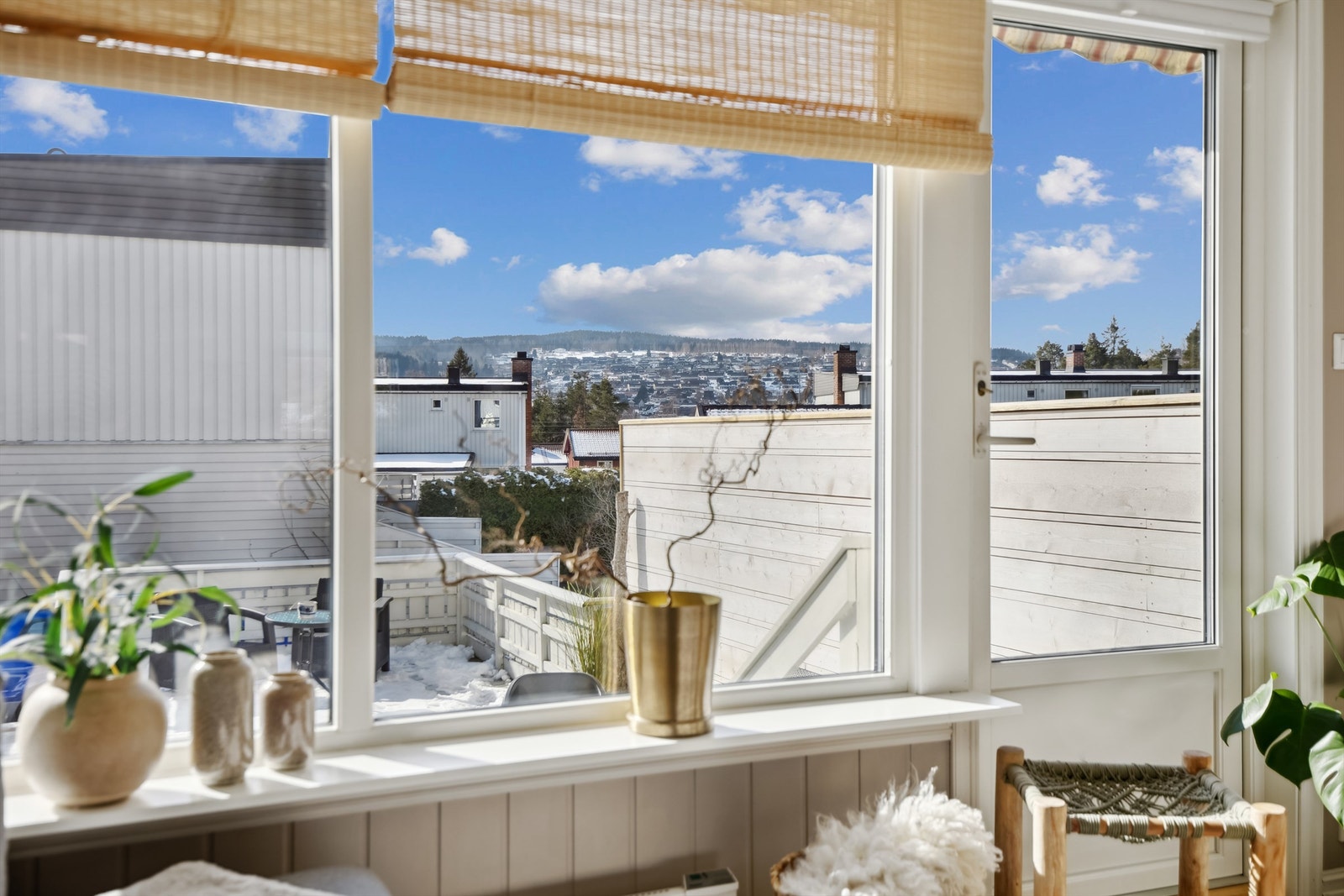 Store stuevinduer med fin utsikt mot Lia. Galleribilde