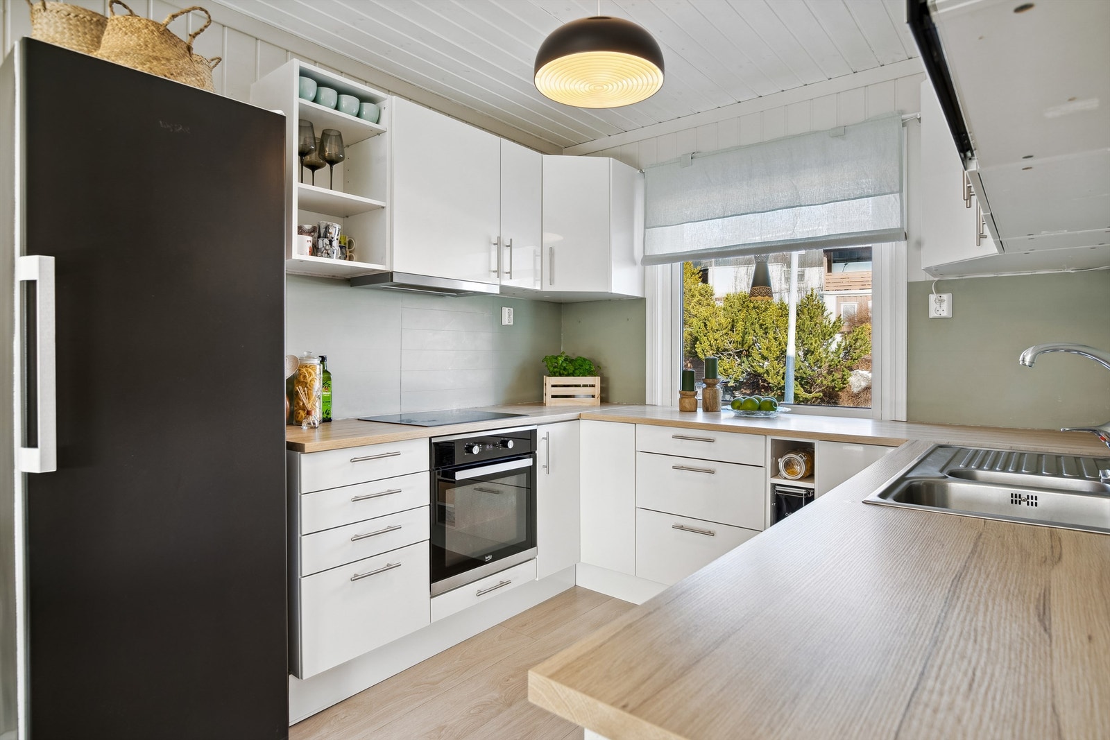 Hesteskoformet innredning som gir godt med benkeplass. Galleribilde