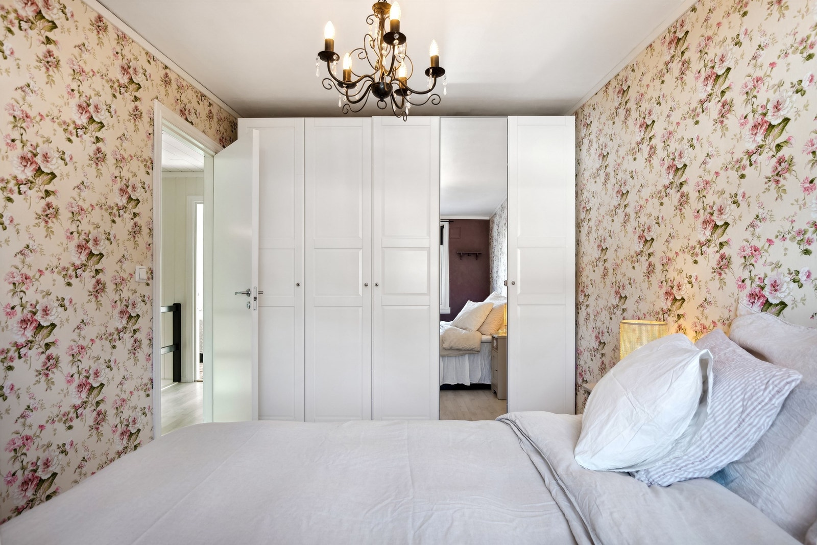 Soverommet har godt med garderobeplass. Galleribilde