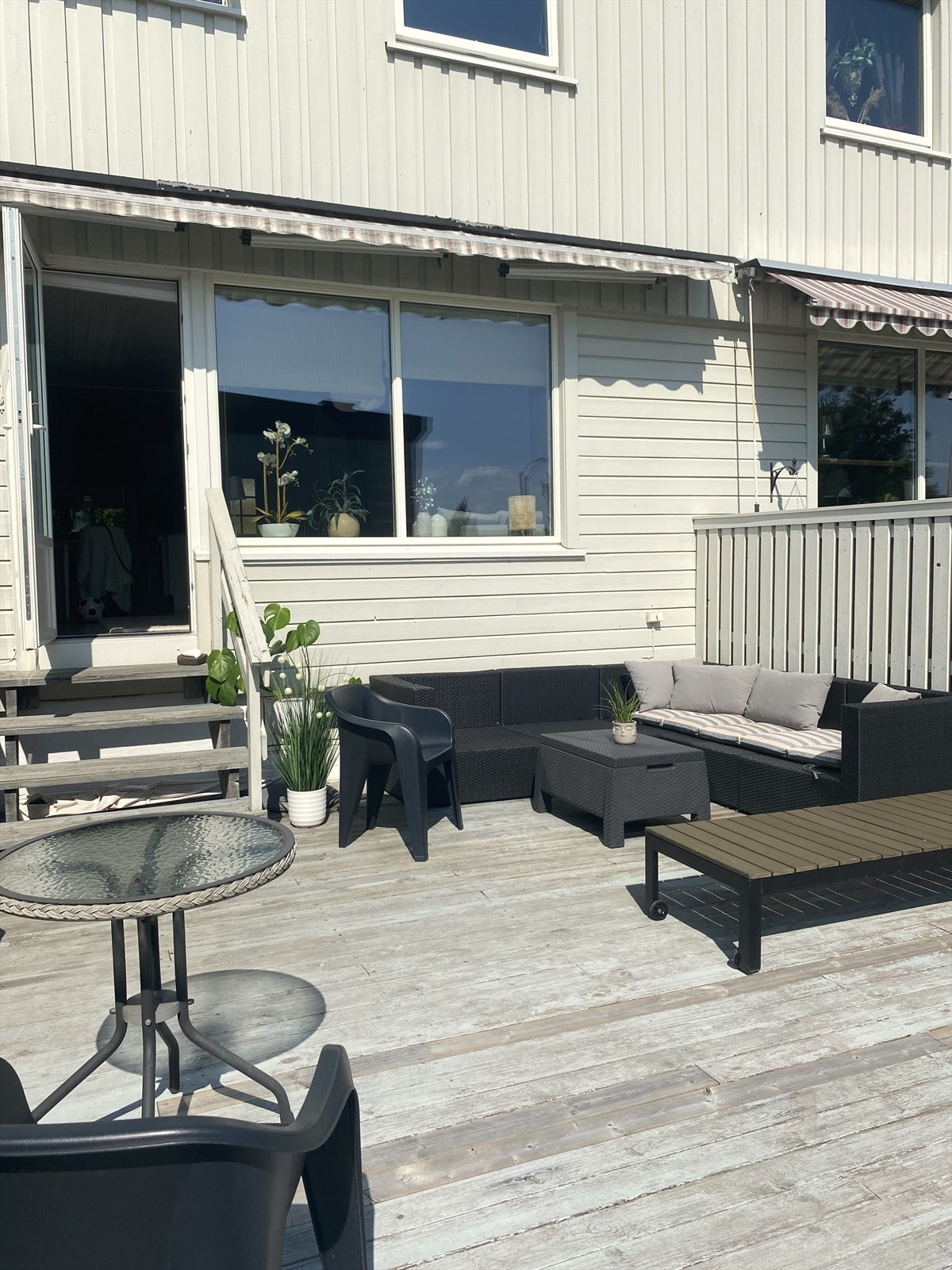 Den langstrakte terrassen har flere gode møbleringsmuligheter og kan deles opp i flere soner. Galleribilde