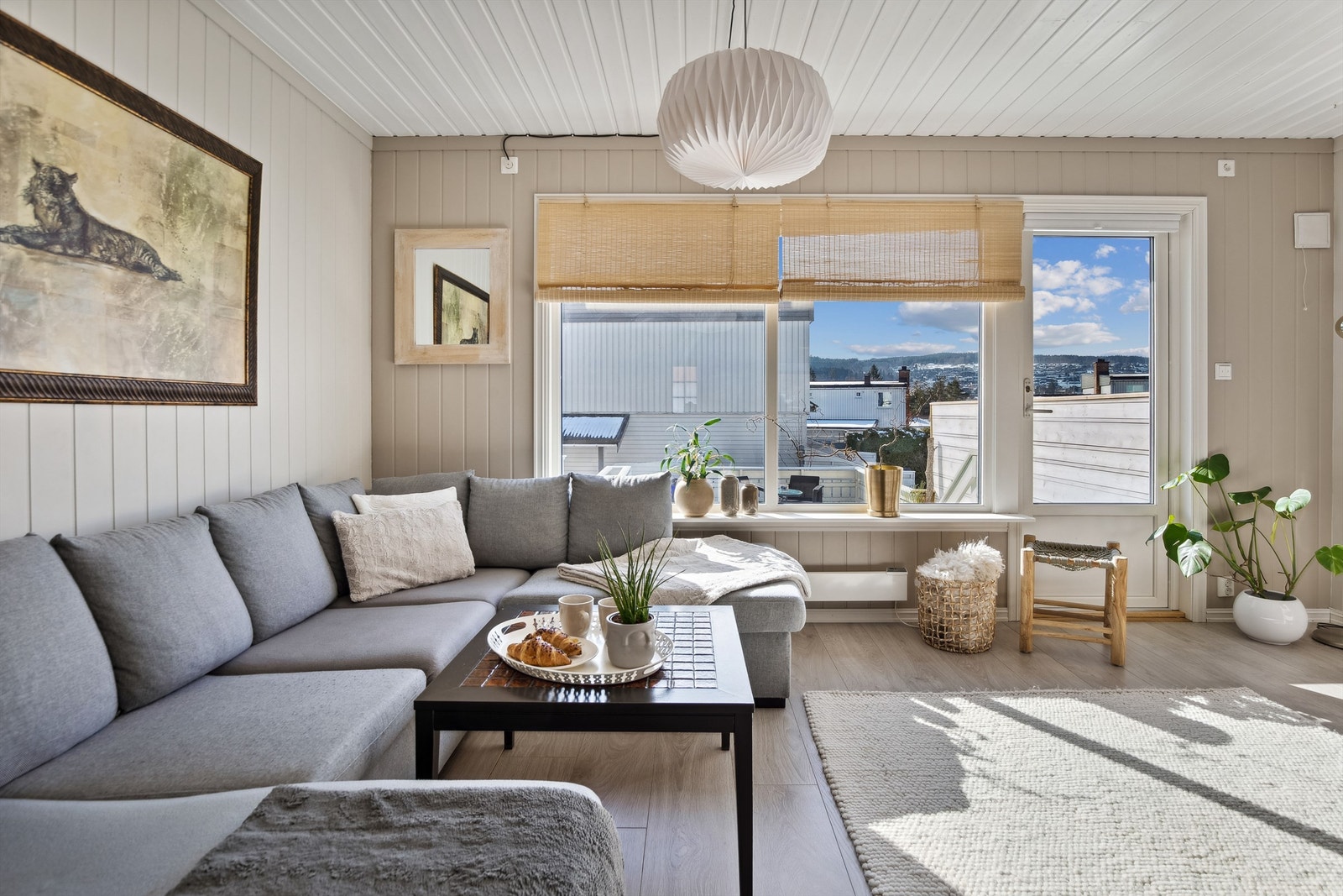 Stuen er malt i lyse og moderne farger. Galleribilde