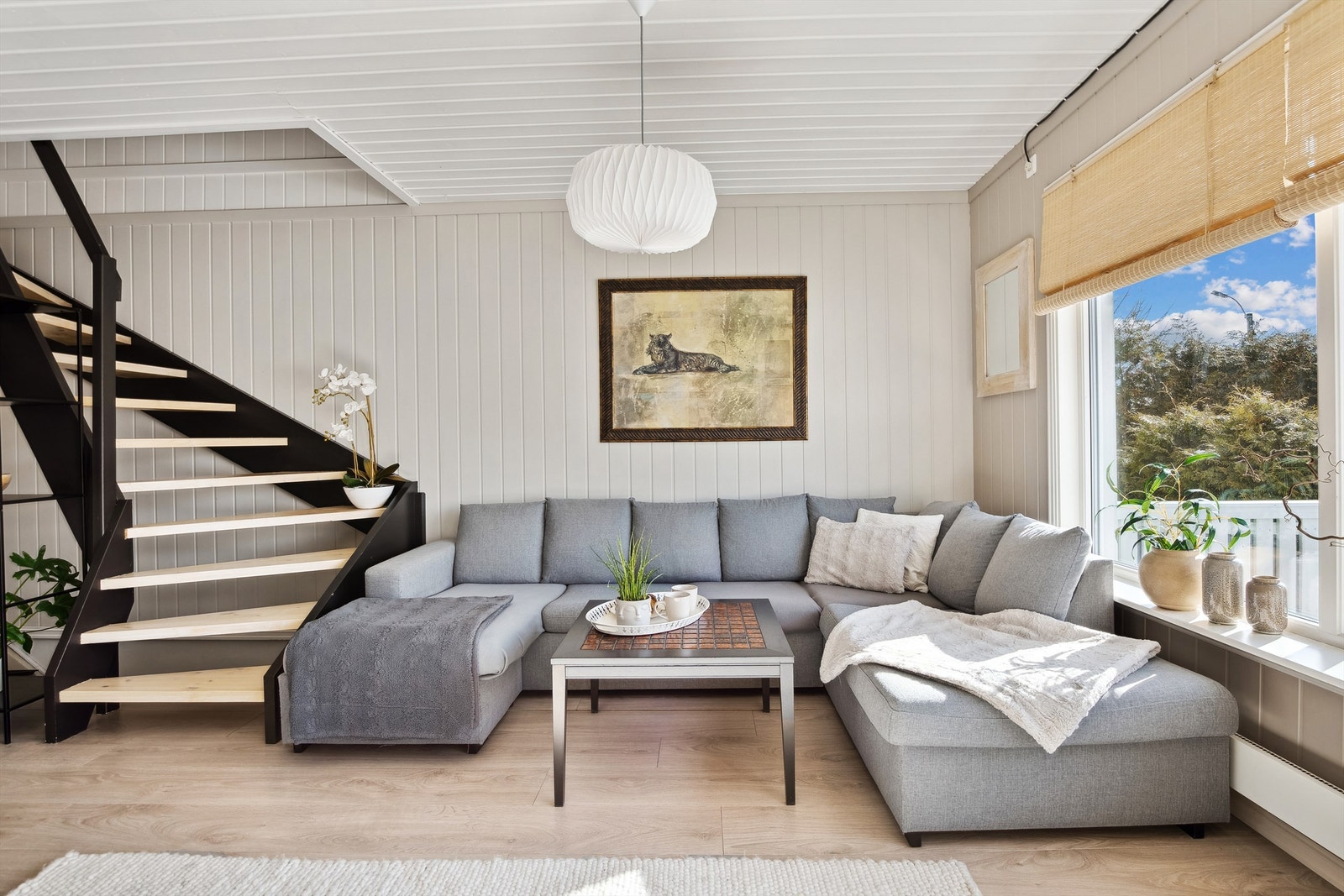 Fra stuen er det ny, åpen svingtrapp opp til 2. etasje. Galleribilde