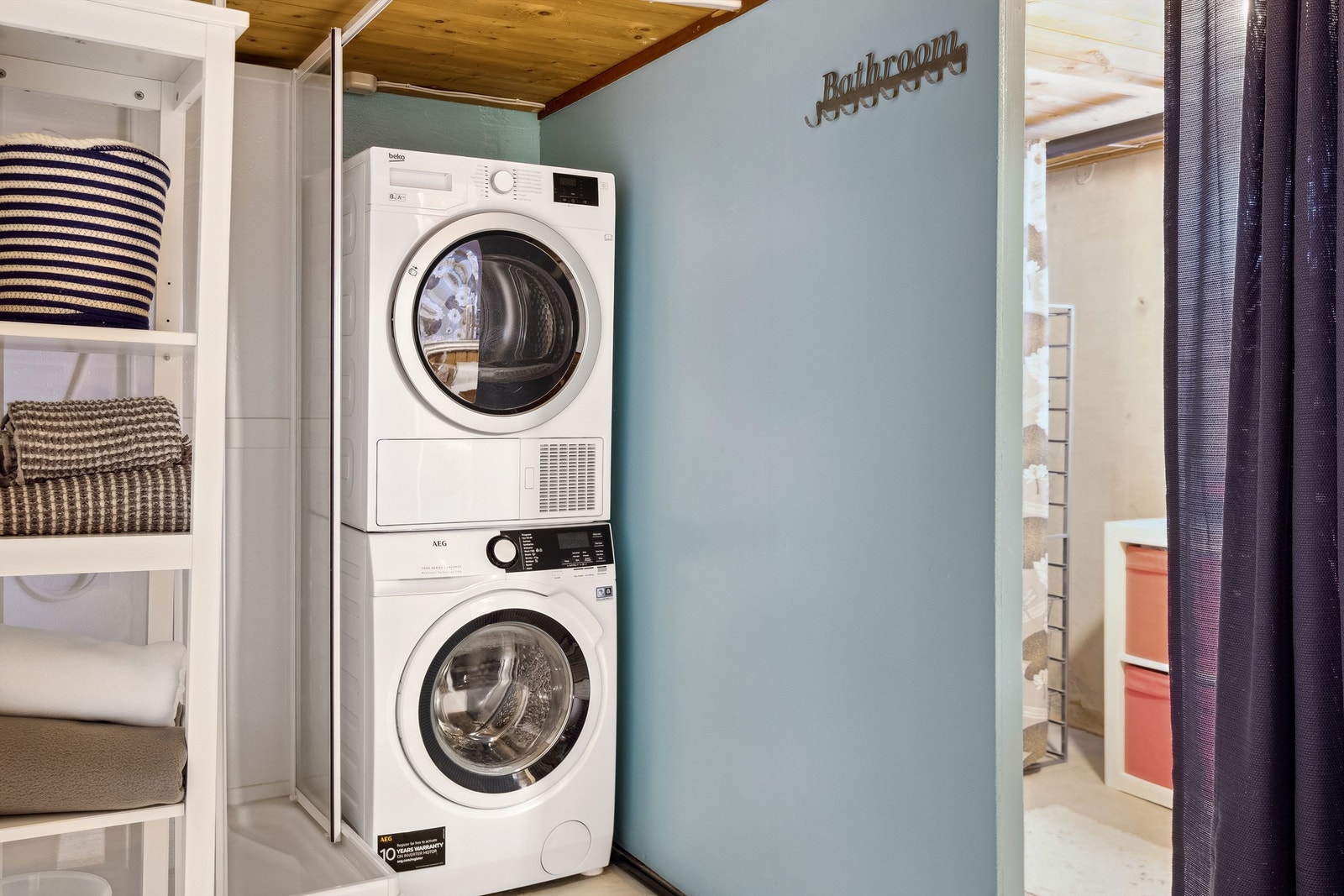 I kjeller er det et praktisk vaskerom med dusjkabinett og opplegg for vaskemaskin og tørketrommel. Galleribilde