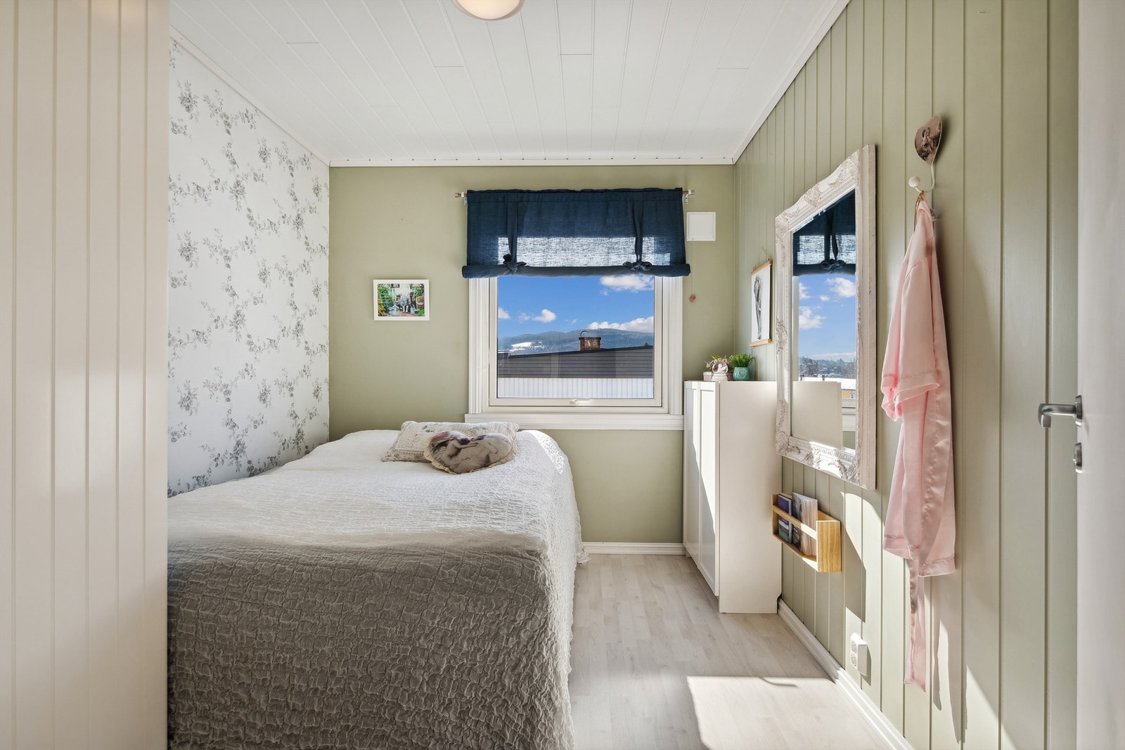 Soverom 2 er det nest største soverommet og sammen med soverom 3 vender disse ut mot Glomma. Galleribilde