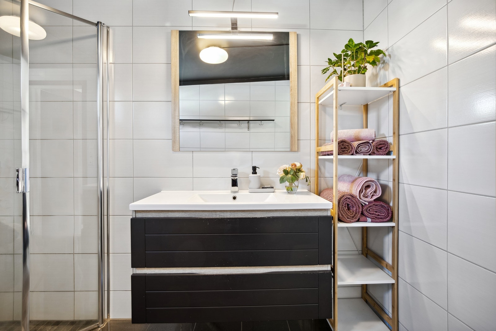 Baderomsinnredning med heldekkende servant, speil og lys. Galleribilde