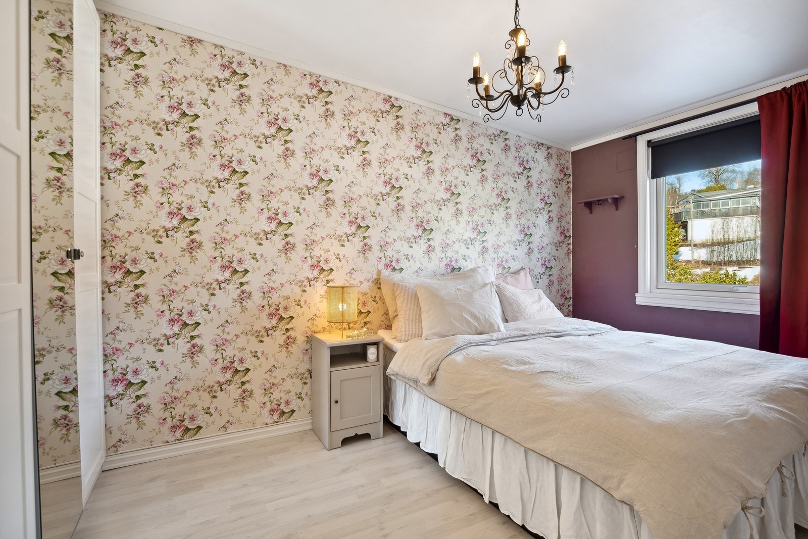 Soverom 1 er det største av de tre soverommene og vender ut mot Tråstadvegen. Galleribilde