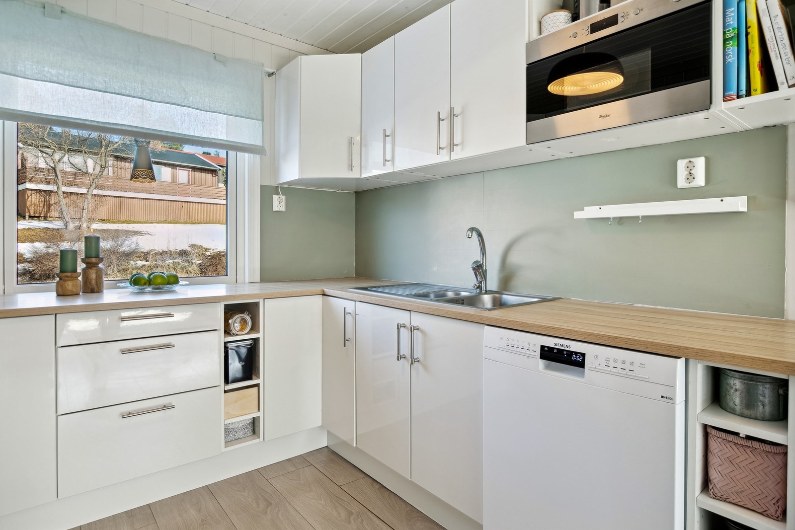 Laminerte benkeplater som er slitesterke og lette å rengjøre. Galleribilde