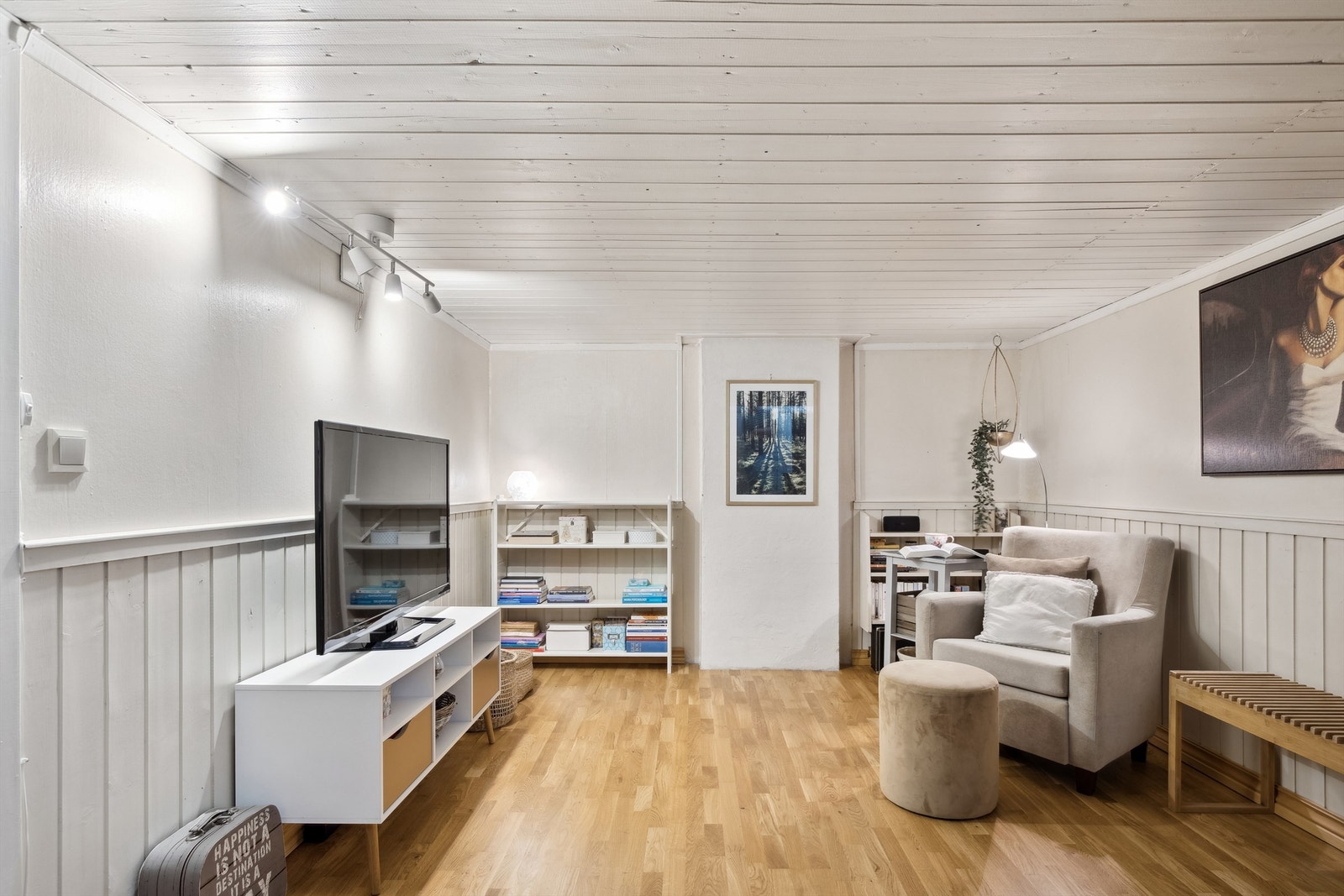 En lys og hyggelig kjellerstue - perfekt for ungdommen i huset (kjellerstuen er innredet uten byggemelding til kommunen og uten at nødvendig godkjennelse er gitt). Galleribilde