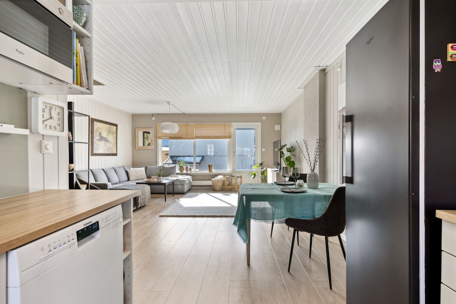 Fin spiseplass mellom kjøkken og stue. Galleribilde