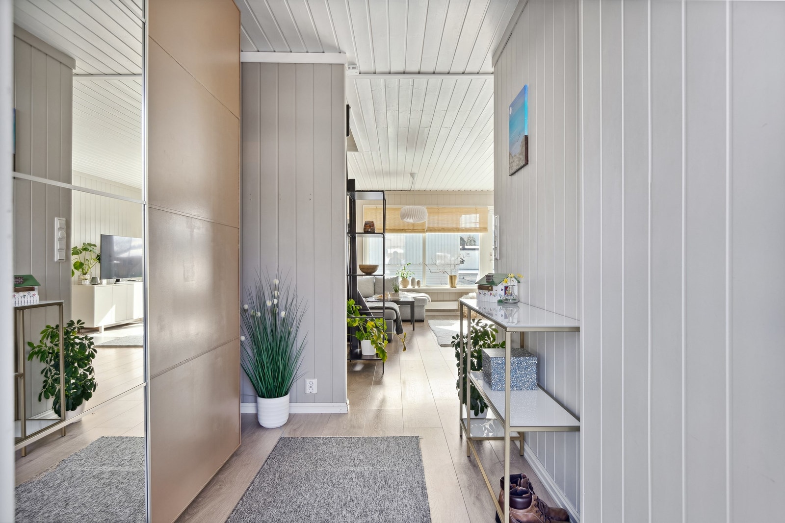 God planløsning med kjøkken og stue på hovedplan. Galleribilde