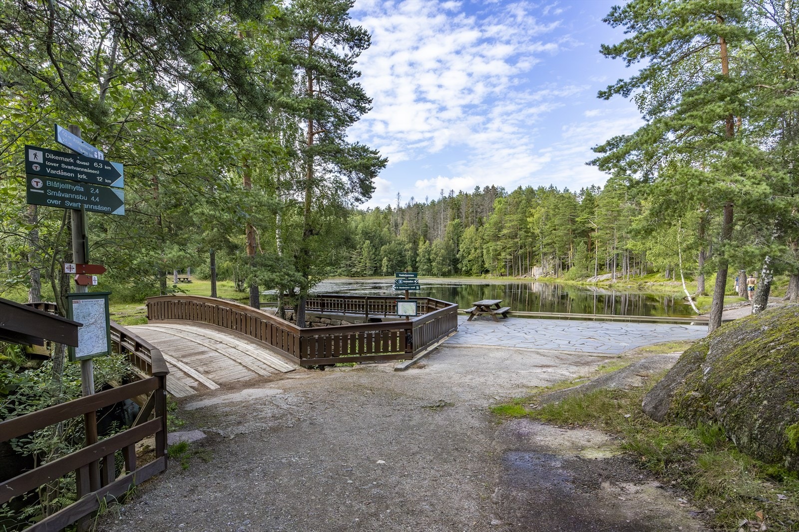 Vesledammen ligger i tilknytning til boligfeltet, og er et populært samlingssted for bading, grilling og andre sosiale sammenkomster. Galleribilde