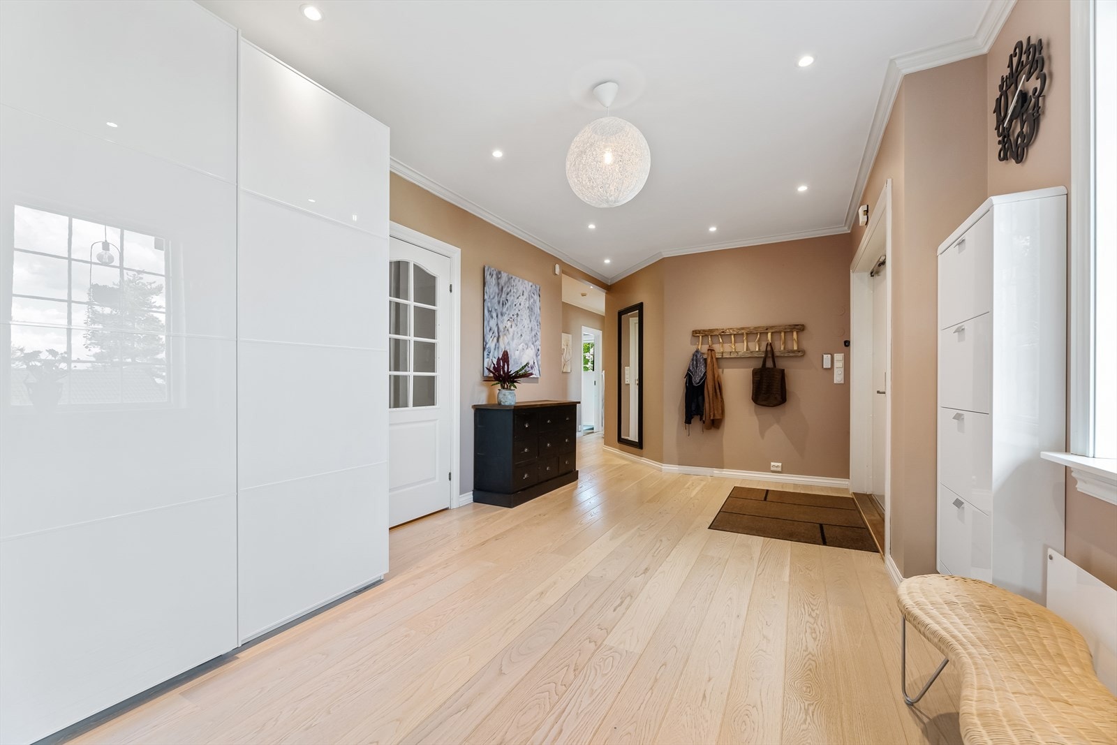 Det er god lagringsplass for klær i en skyvedørsgarderobe og god plass til ytterligere oppbevaringsmøblement. Galleribilde