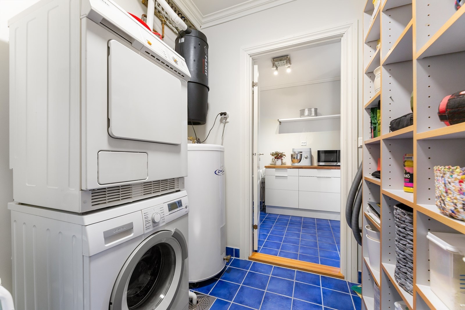 Begge rommene har flislagt gulv hvorav rom 1 har gulvvarme. Galleribilde