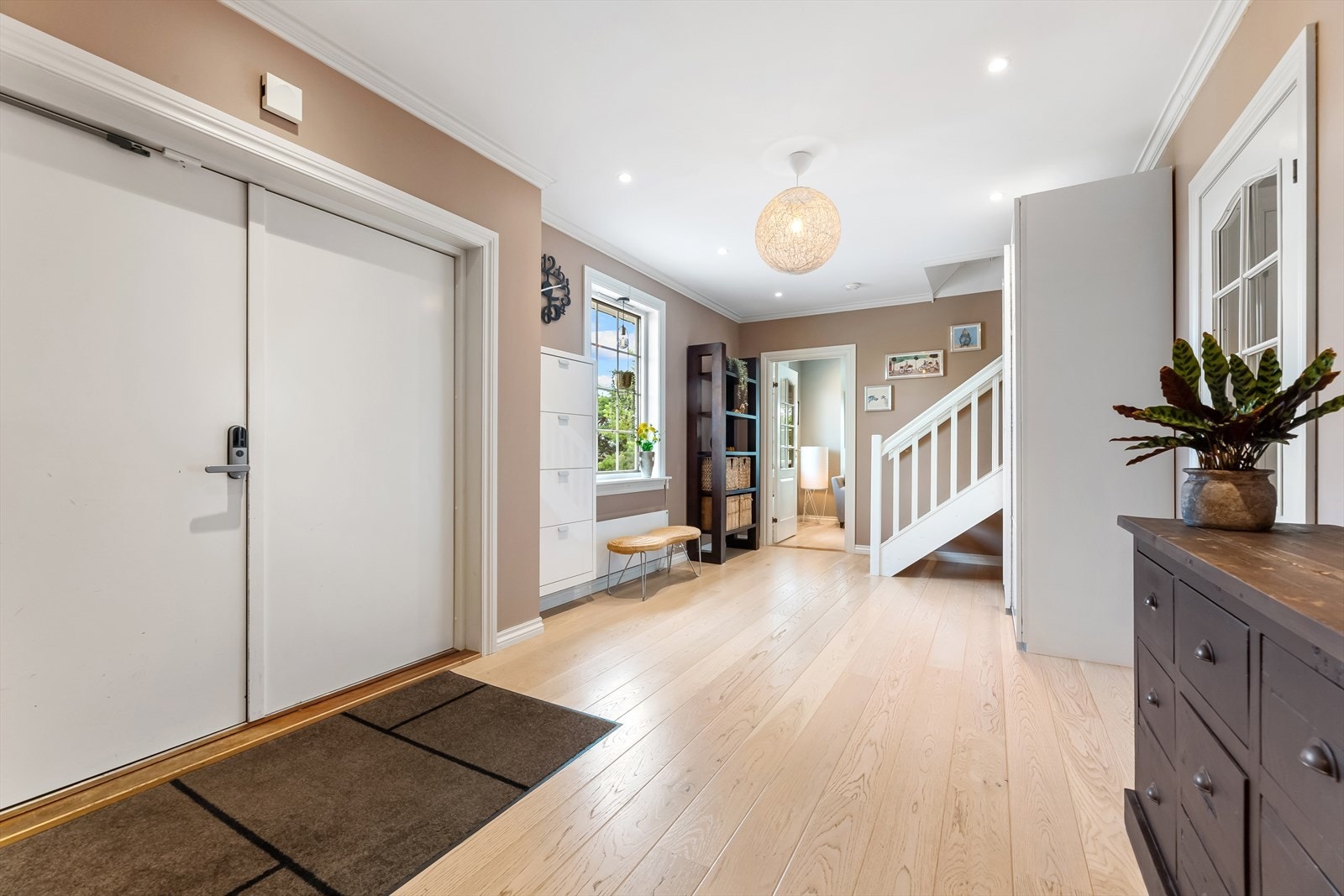 Hallen er av god størrelse med moderne 1-stavs parkett, malte veggoverflater i tidsriktige fargetoner og downlights i himlingen. Galleribilde