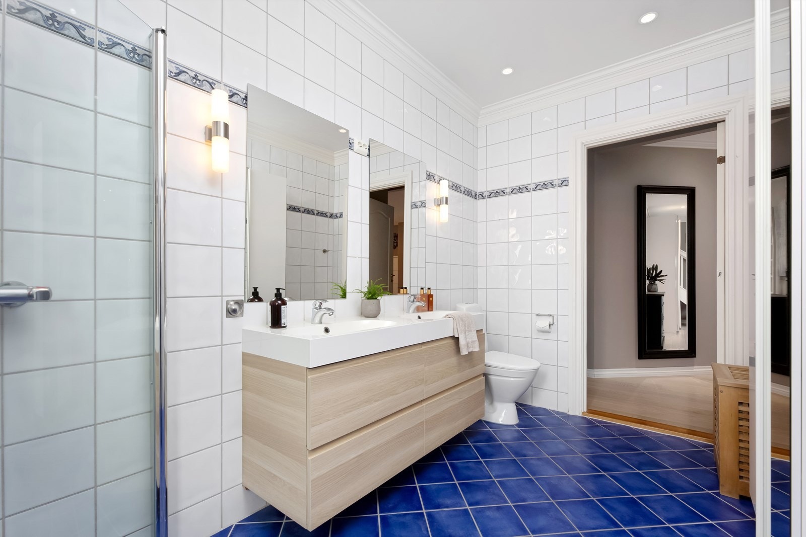 Badet i 1. etasje er fra byggeår med varmekabler og er flislagt med fliser på gulv og vegger. Galleribilde