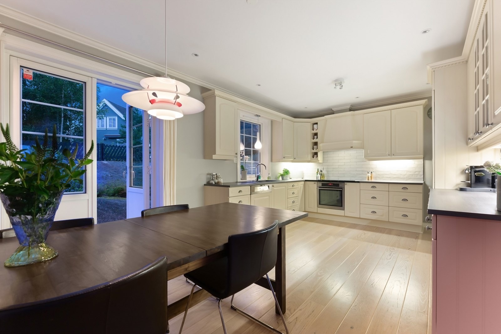 Her er det plass til et stort langbord hvor man enkelt kan samle venner og familie til selskap. Galleribilde