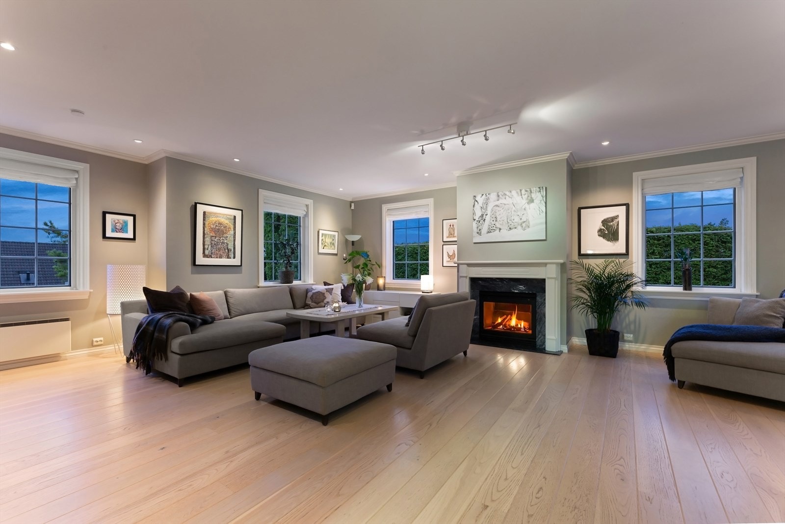 Stuen oppleves som meget lys og luftig med ekstra takhøyde og store vindusflater mot tre himmelretninger. Galleribilde