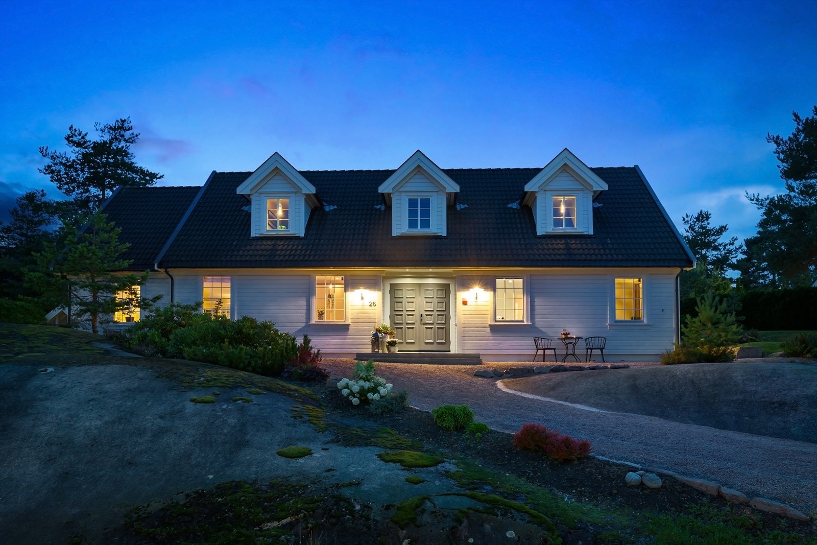 Ettersom innkjørselen er svært romslig kan man enkelt parkere flere biler her, i tillegg til i garasjen. Galleribilde