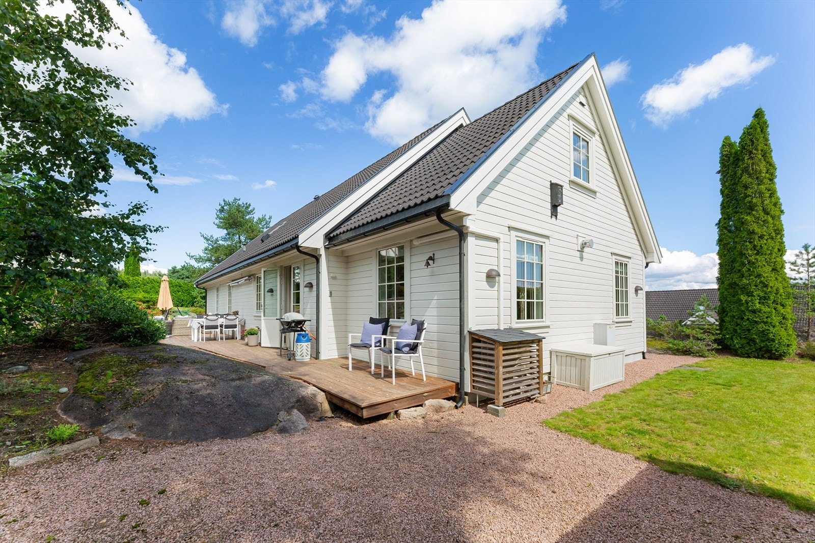 Fra terrassen er det god adkomst til boligens resterende uteområder. Galleribilde